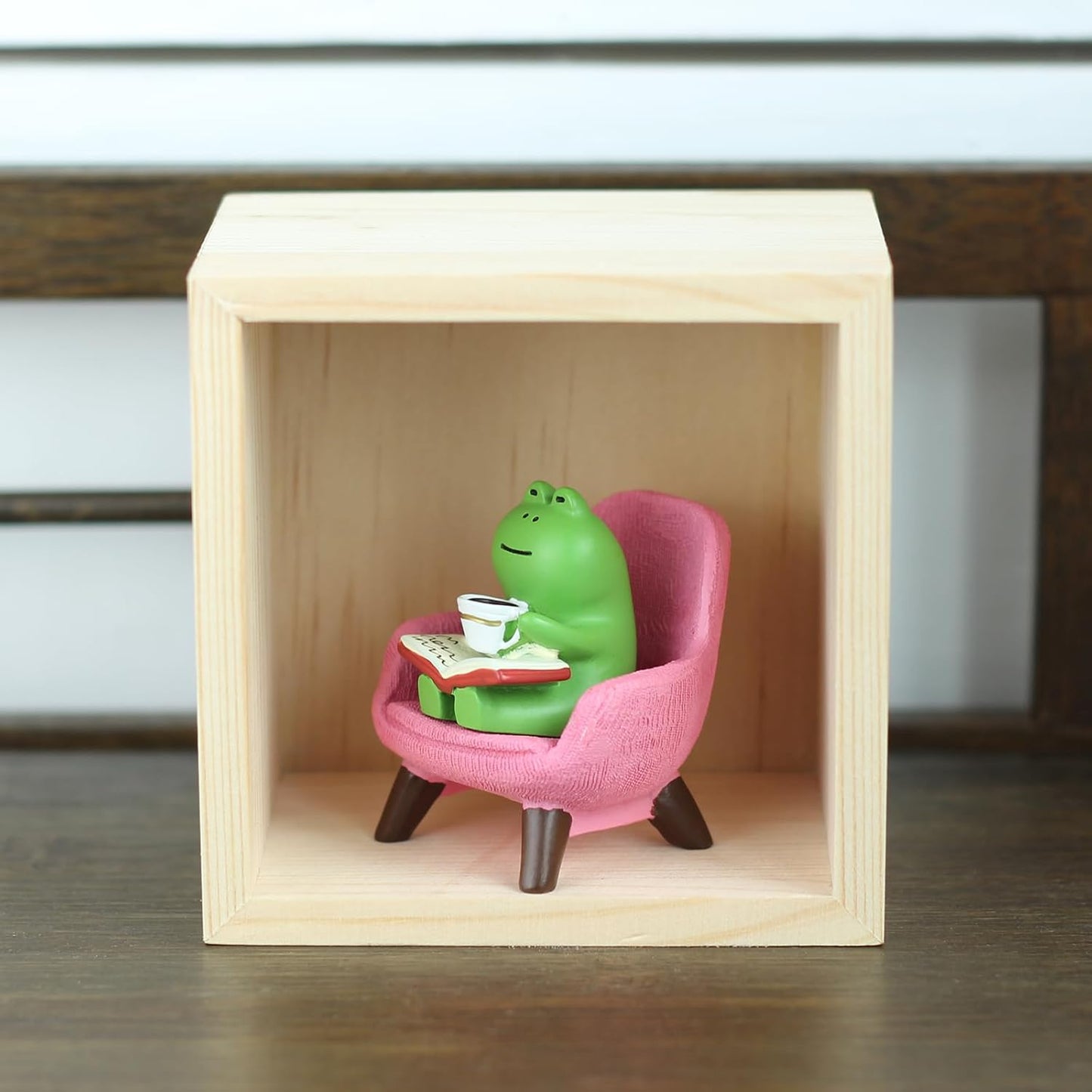 Mevodeata Cute Mini Frog Figurine with Small Sofa Resin Figure for Office Home Decor for Frog Lovers (Rocking Chair)