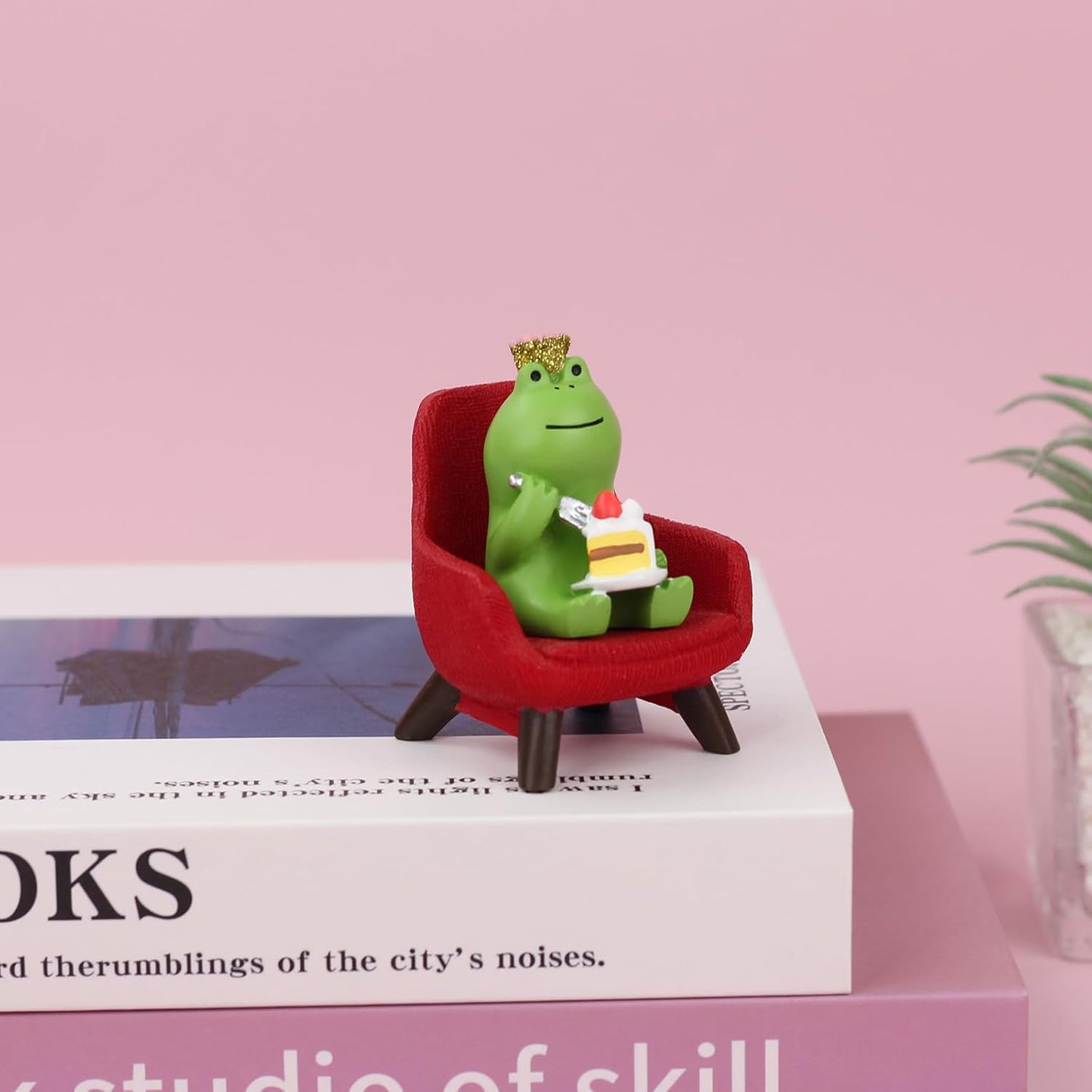 Refintural Miniature Frog Eating Cake Figurine - Funny Shelf Desk Decoration - Perfect Cute Frog Gift (Pink Sofa)
