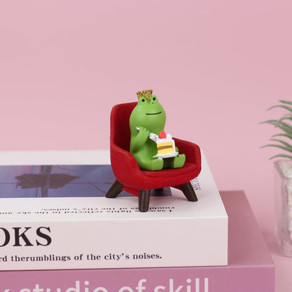 Refintural Miniature Frog Eating Cake Figurine - Funny Shelf Desk Decoration - Perfect Cute Frog Gift (Pink Sofa)