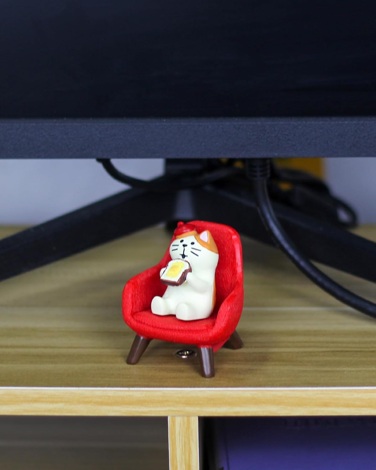 Mevodeata Cute Mini Frog Figurine with Small Sofa Resin Figure for Office Home Decor for Frog Lovers (Rocking Chair)