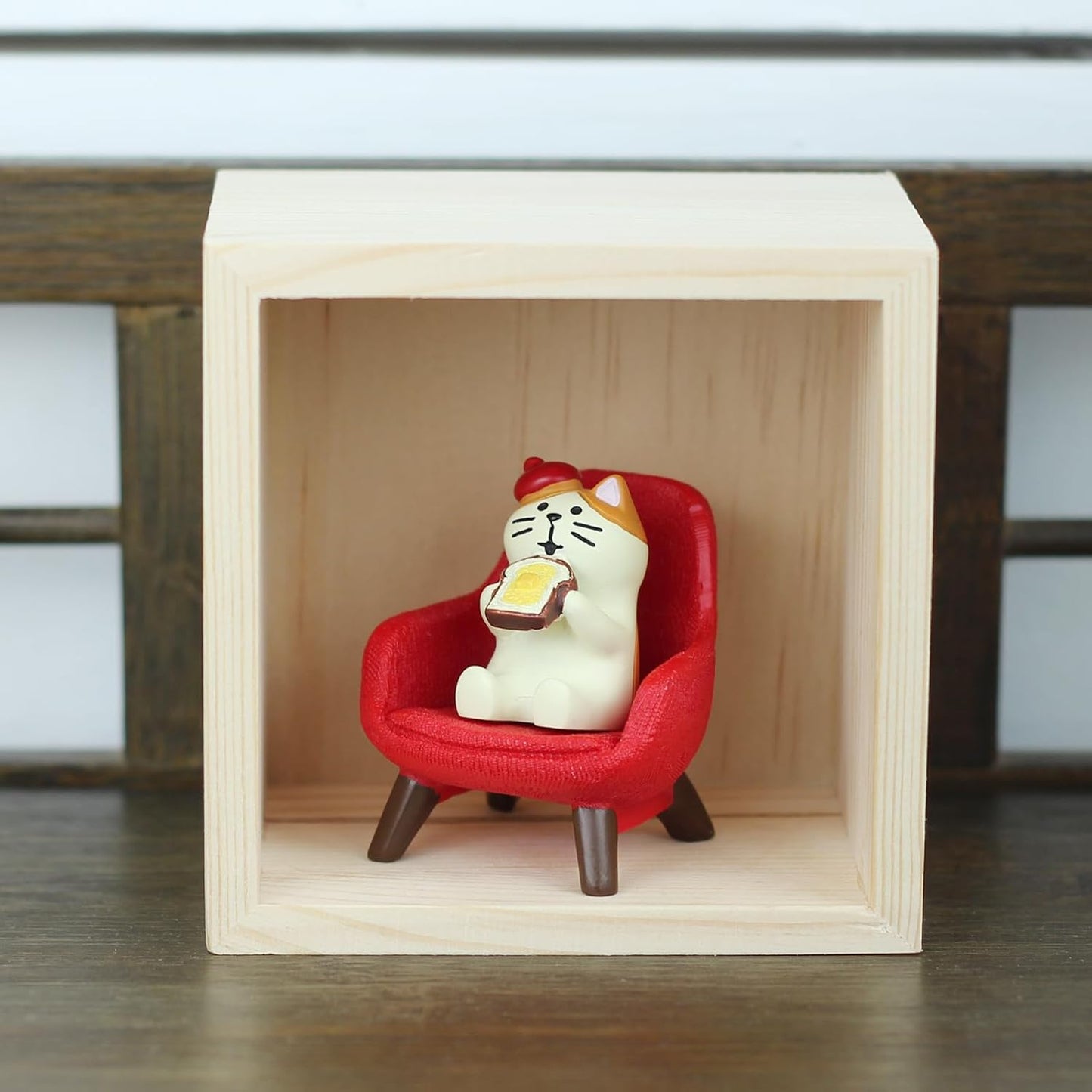 Mevodeata Cute Mini Frog Figurine with Small Sofa Resin Figure for Office Home Decor for Frog Lovers (Rocking Chair)
