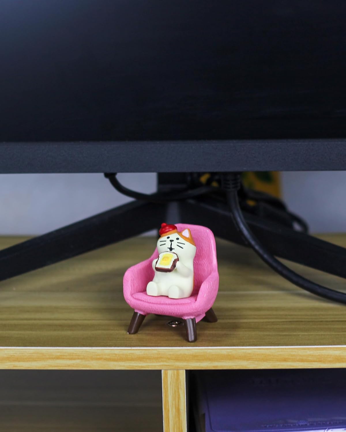 Mevodeata Cute Mini Frog Figurine with Small Sofa Resin Figure for Office Home Decor for Frog Lovers (Rocking Chair)