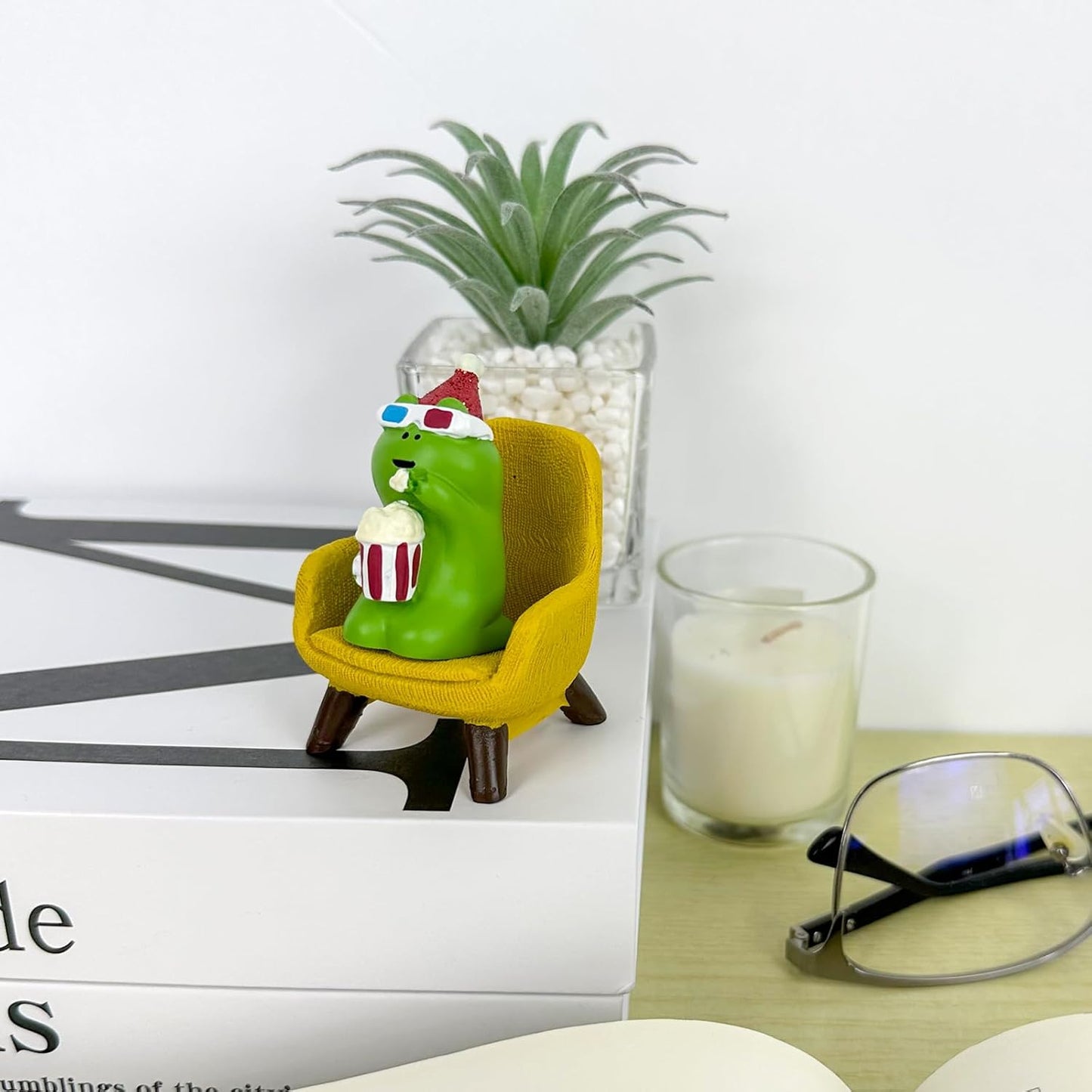 Refintural Miniature Frog Eating Cake Figurine - Funny Shelf Desk Decoration - Perfect Cute Frog Gift (Pink Sofa)