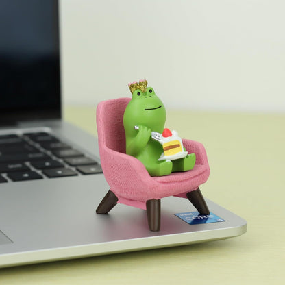 Refintural Miniature Frog Eating Cake Figurine - Funny Shelf Desk Decoration - Perfect Cute Frog Gift (Pink Sofa)