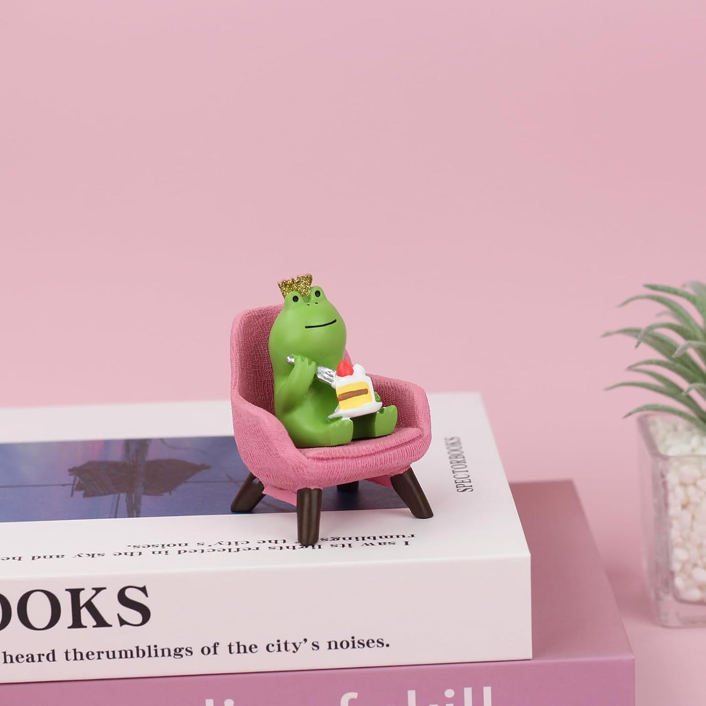 Refintural Miniature Frog Eating Cake Figurine - Funny Shelf Desk Decoration - Perfect Cute Frog Gift (Pink Sofa)