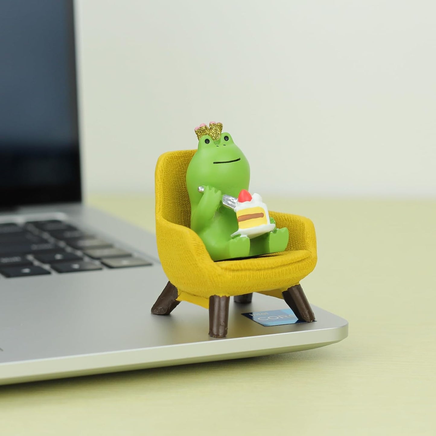 Refintural Miniature Frog Eating Cake Figurine - Funny Shelf Desk Decoration - Perfect Cute Frog Gift (Pink Sofa)