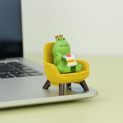 Refintural Miniature Frog Eating Cake Figurine - Funny Shelf Desk Decoration - Perfect Cute Frog Gift (Pink Sofa)