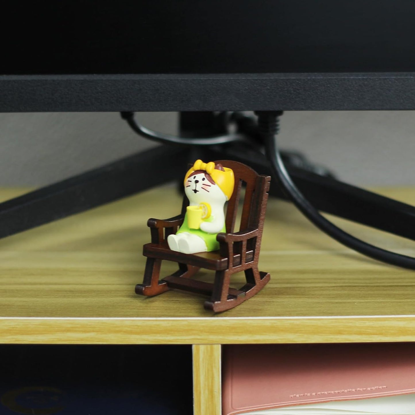 Mevodeata Cute Mini Frog Figurine with Small Sofa Resin Figure for Office Home Decor for Frog Lovers (Rocking Chair)