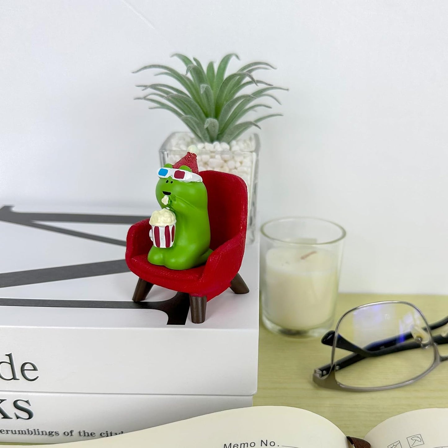 Refintural Miniature Frog Eating Cake Figurine - Funny Shelf Desk Decoration - Perfect Cute Frog Gift (Pink Sofa)
