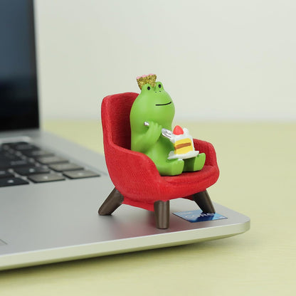 Refintural Miniature Frog Eating Cake Figurine - Funny Shelf Desk Decoration - Perfect Cute Frog Gift (Pink Sofa)