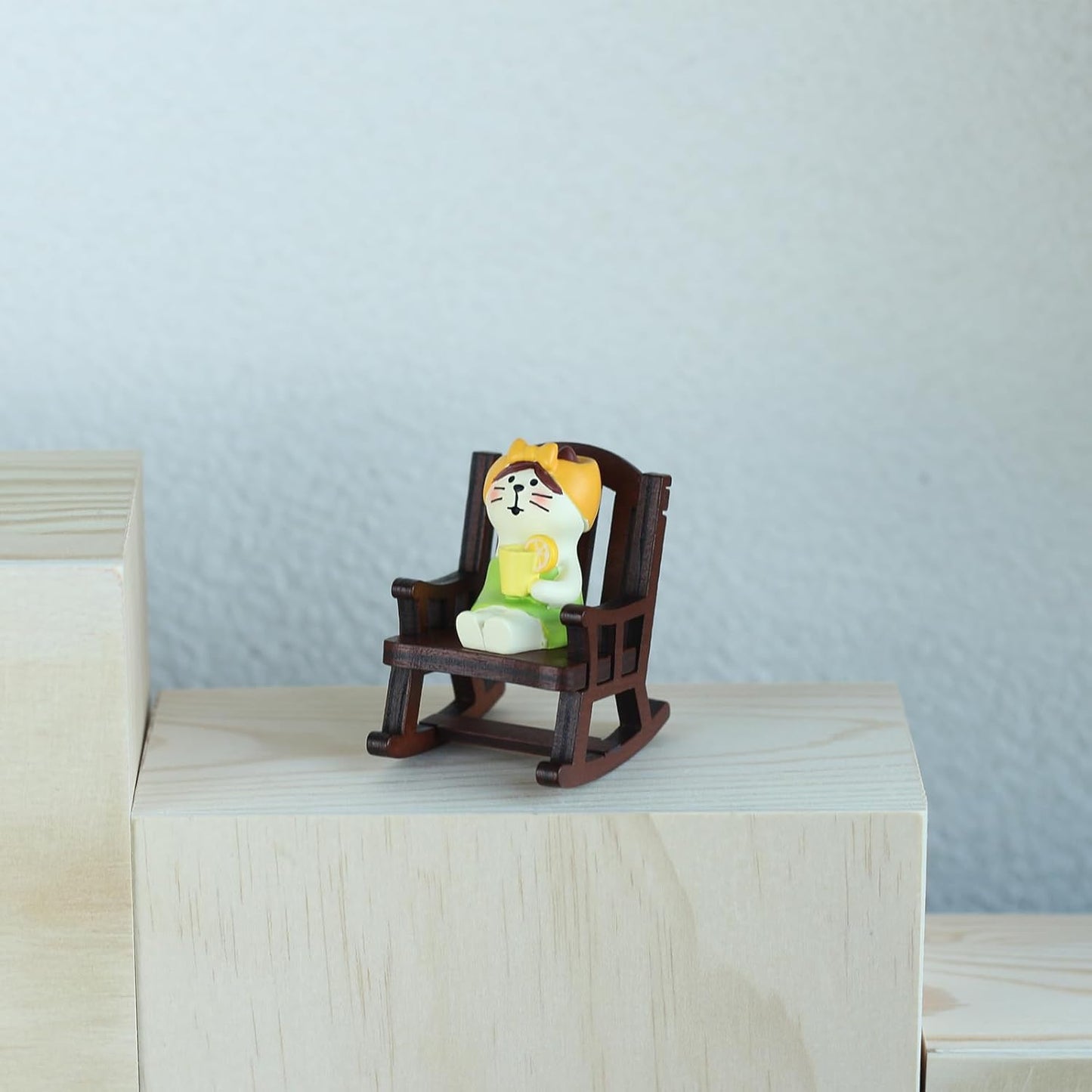 Mevodeata Cute Mini Frog Figurine with Small Sofa Resin Figure for Office Home Decor for Frog Lovers (Rocking Chair)