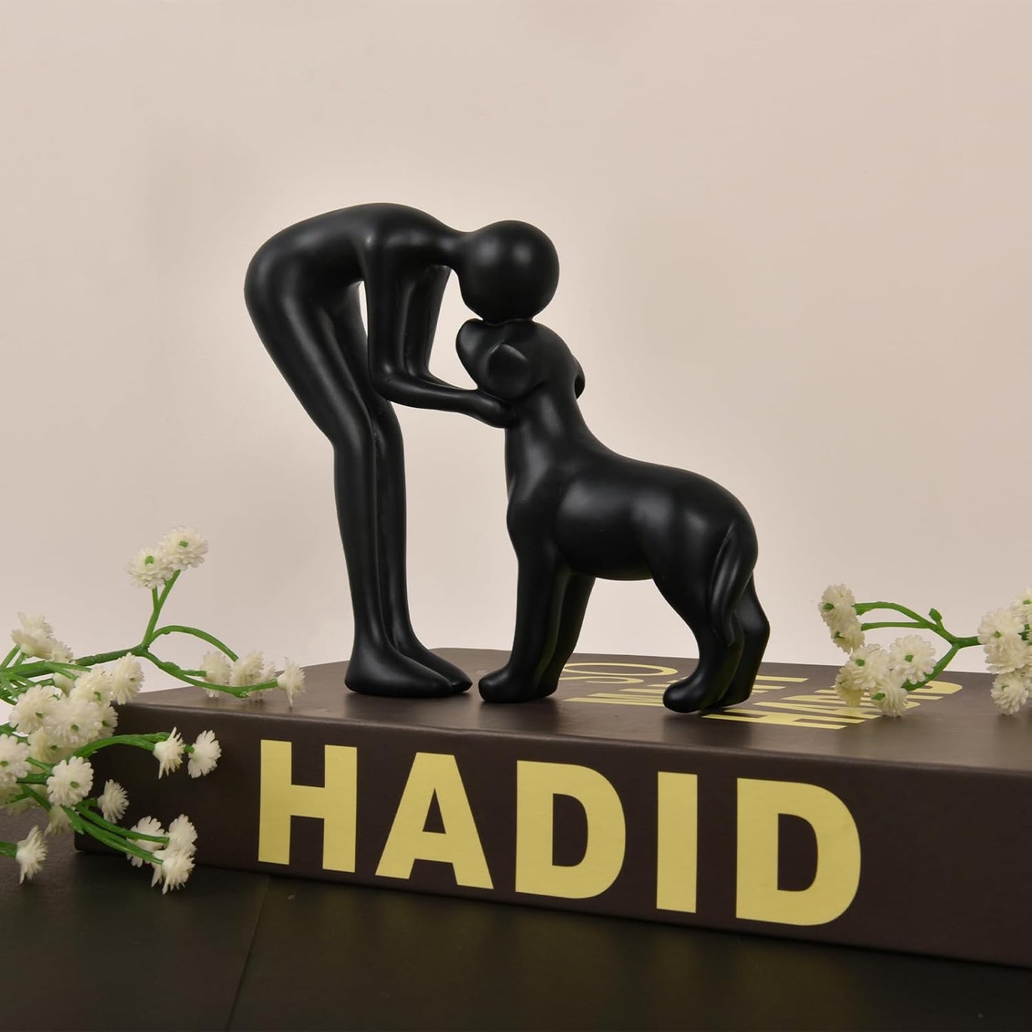 Abstract Resin Hand-Painted Sculpture of Person and Dog Bonding – Head-to-Head Intimate Figurine Decoration for Office、Living Room、Bedroom、Home， Memory Gifts for Pet Lovers (Sandstone)