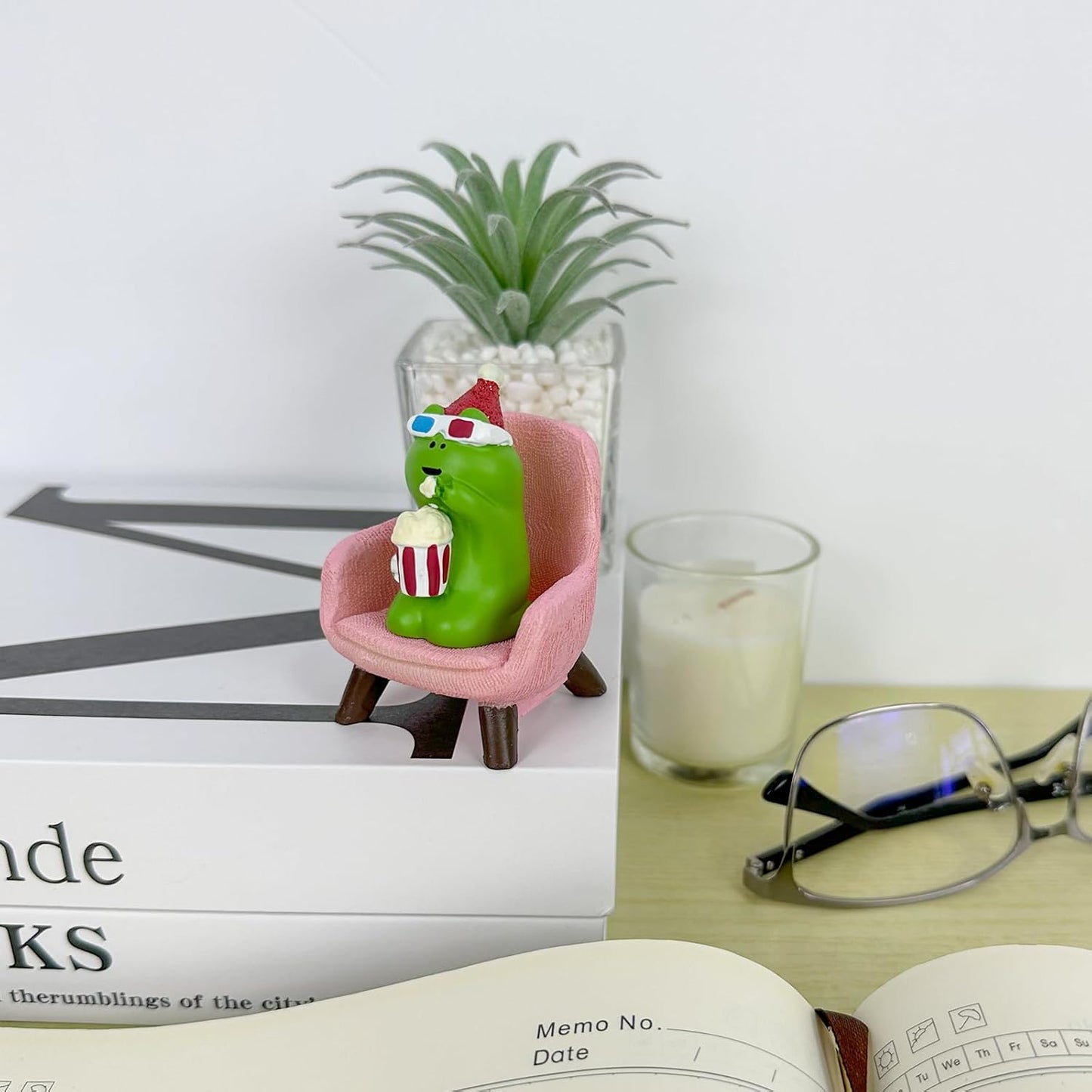 Refintural Miniature Frog Eating Cake Figurine - Funny Shelf Desk Decoration - Perfect Cute Frog Gift (Pink Sofa)