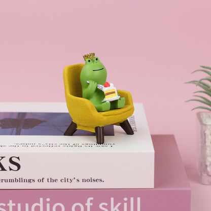 Refintural Miniature Frog Eating Cake Figurine - Funny Shelf Desk Decoration - Perfect Cute Frog Gift (Pink Sofa)