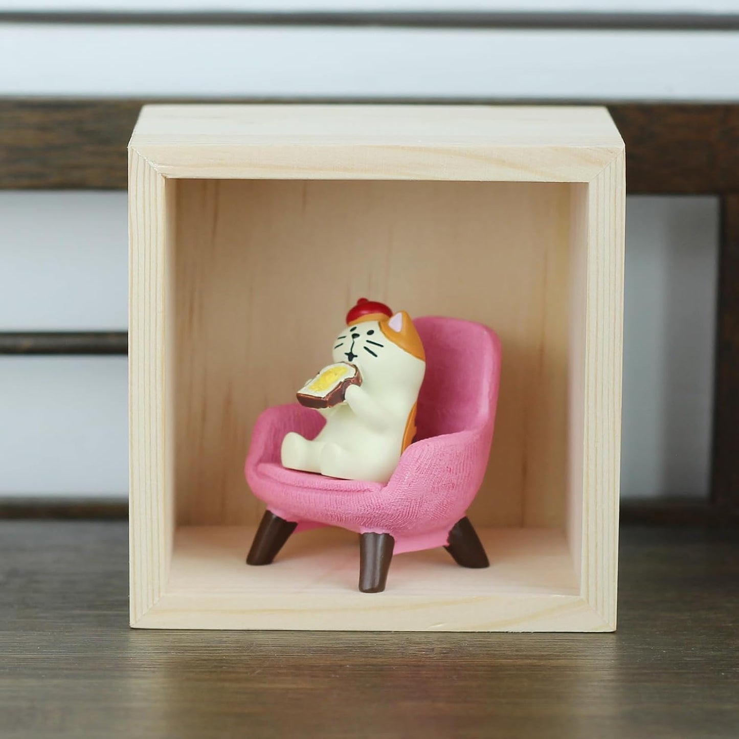 Mevodeata Cute Mini Frog Figurine with Small Sofa Resin Figure for Office Home Decor for Frog Lovers (Rocking Chair)