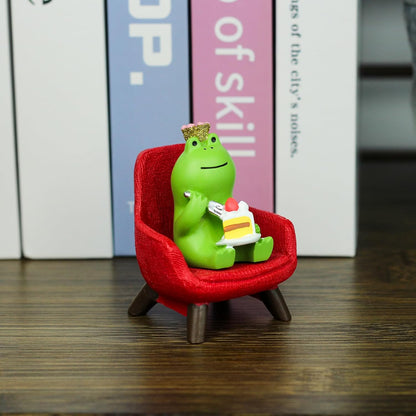Refintural Miniature Frog Eating Cake Figurine - Funny Shelf Desk Decoration - Perfect Cute Frog Gift (Pink Sofa)