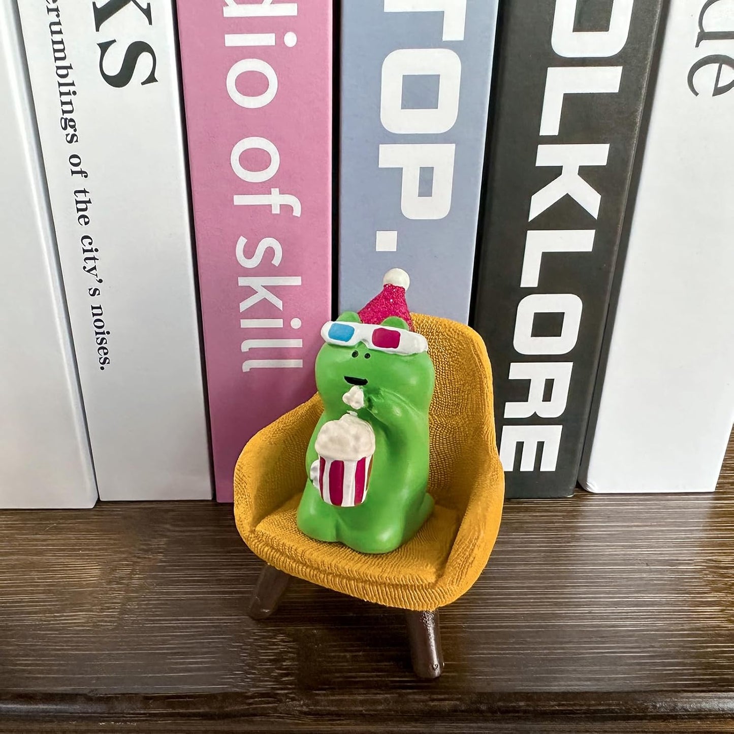 Refintural Miniature Frog Eating Cake Figurine - Funny Shelf Desk Decoration - Perfect Cute Frog Gift (Pink Sofa)