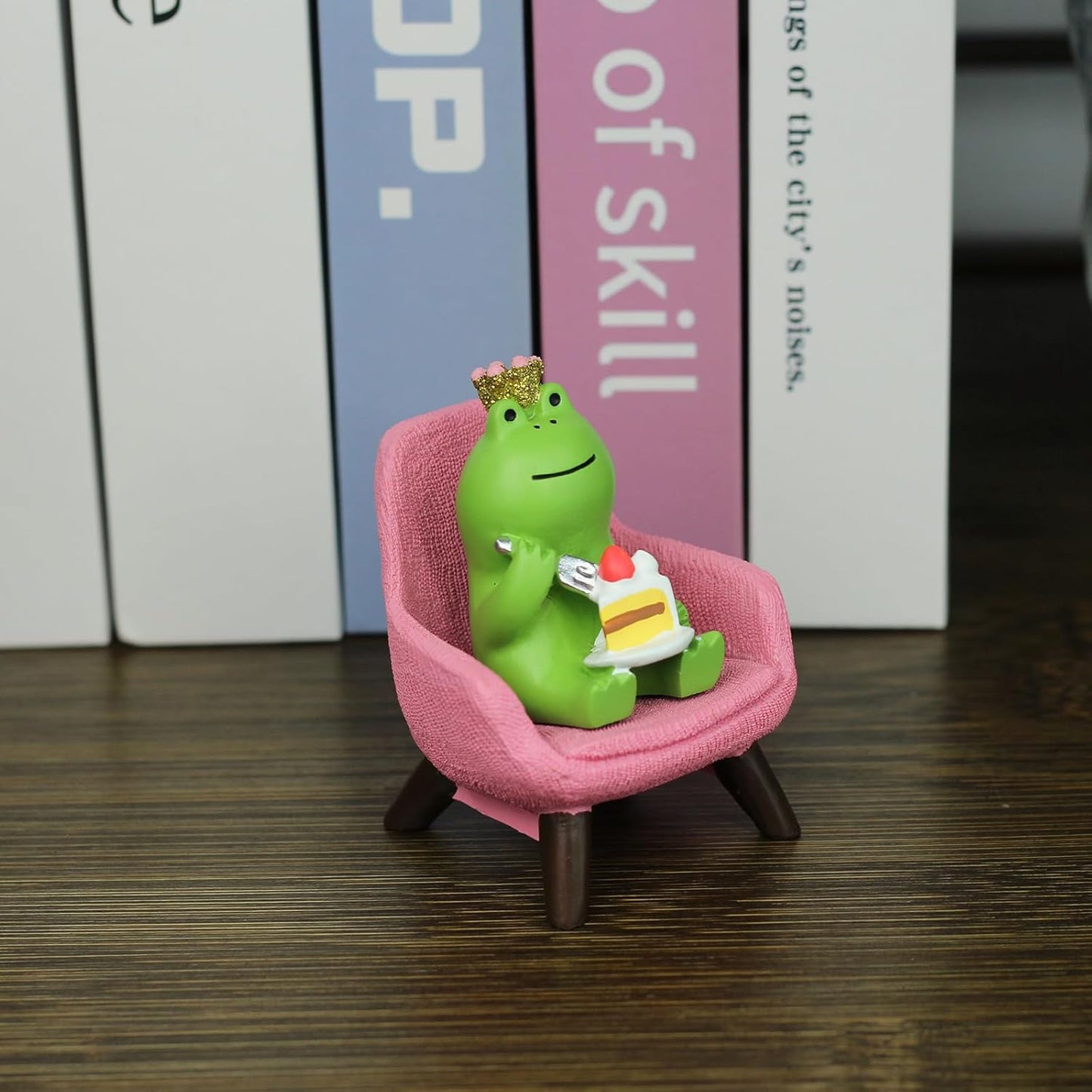 Refintural Miniature Frog Eating Cake Figurine - Funny Shelf Desk Decoration - Perfect Cute Frog Gift (Pink Sofa)