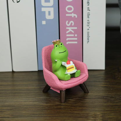 Refintural Miniature Frog Eating Cake Figurine - Funny Shelf Desk Decoration - Perfect Cute Frog Gift (Pink Sofa)