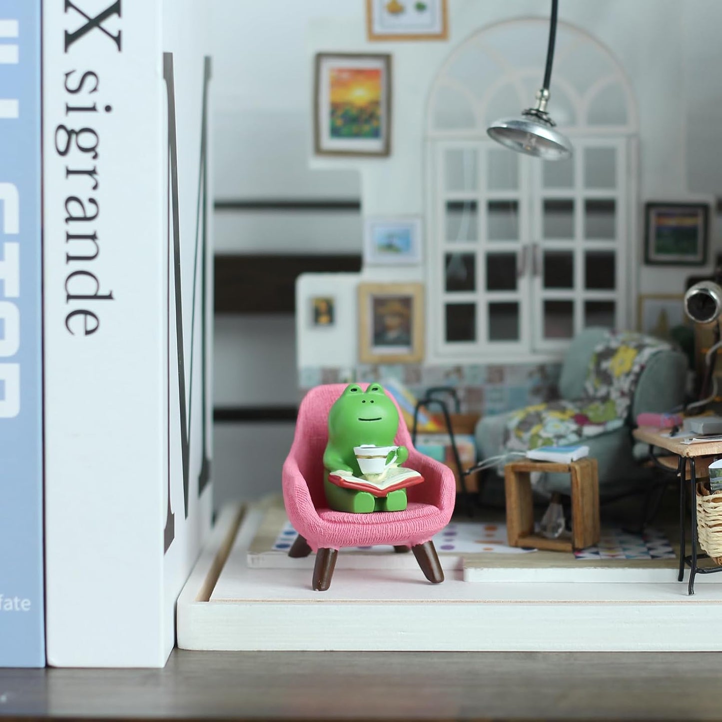 Mevodeata Cute Mini Frog Figurine with Small Sofa Resin Figure for Office Home Decor for Frog Lovers (Rocking Chair)