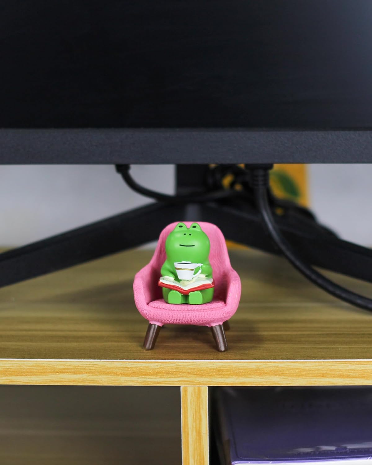 Mevodeata Cute Mini Frog Figurine with Small Sofa Resin Figure for Office Home Decor for Frog Lovers (Rocking Chair)