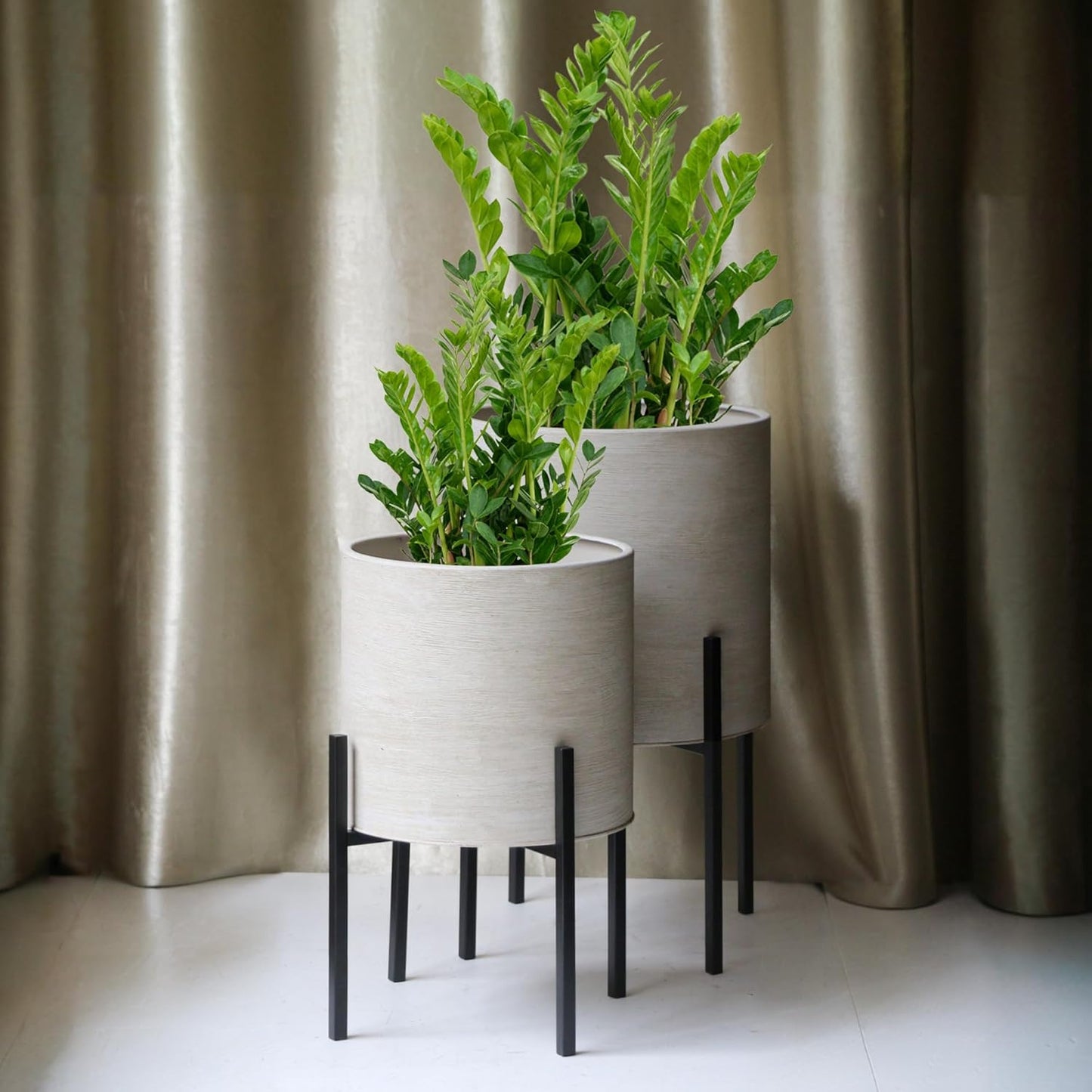 ARNIS Modern Plant Pots, Set of 2 Large Planters with Stand, Decorative Planters, Metal Pots with Drainage Holes for Living Room, Office, Garden or Balcony, 8.25 &10.5 Inch, Dirt