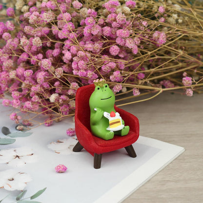 Refintural Miniature Frog Eating Cake Figurine - Funny Shelf Desk Decoration - Perfect Cute Frog Gift (Pink Sofa)