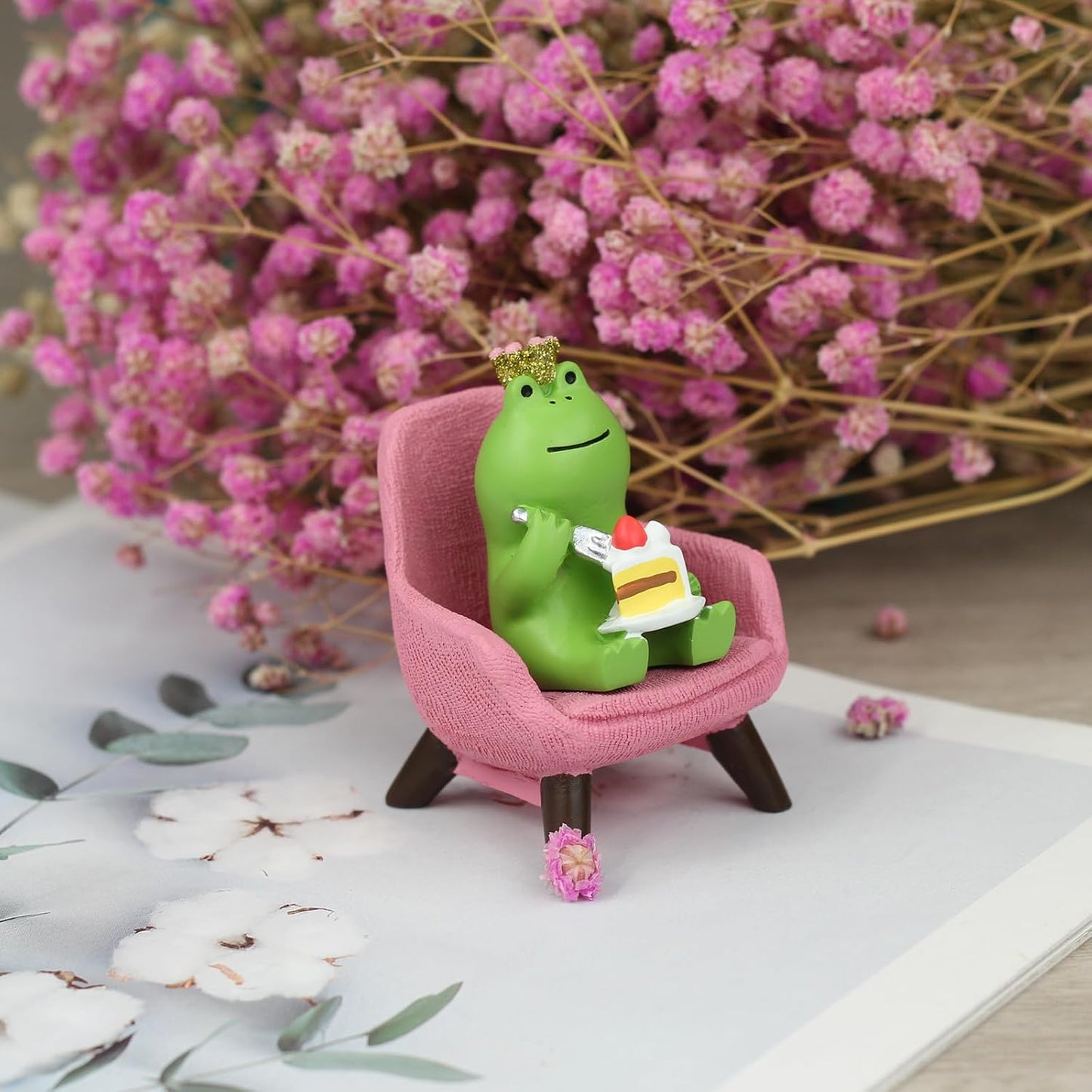 Refintural Miniature Frog Eating Cake Figurine - Funny Shelf Desk Decoration - Perfect Cute Frog Gift (Pink Sofa)
