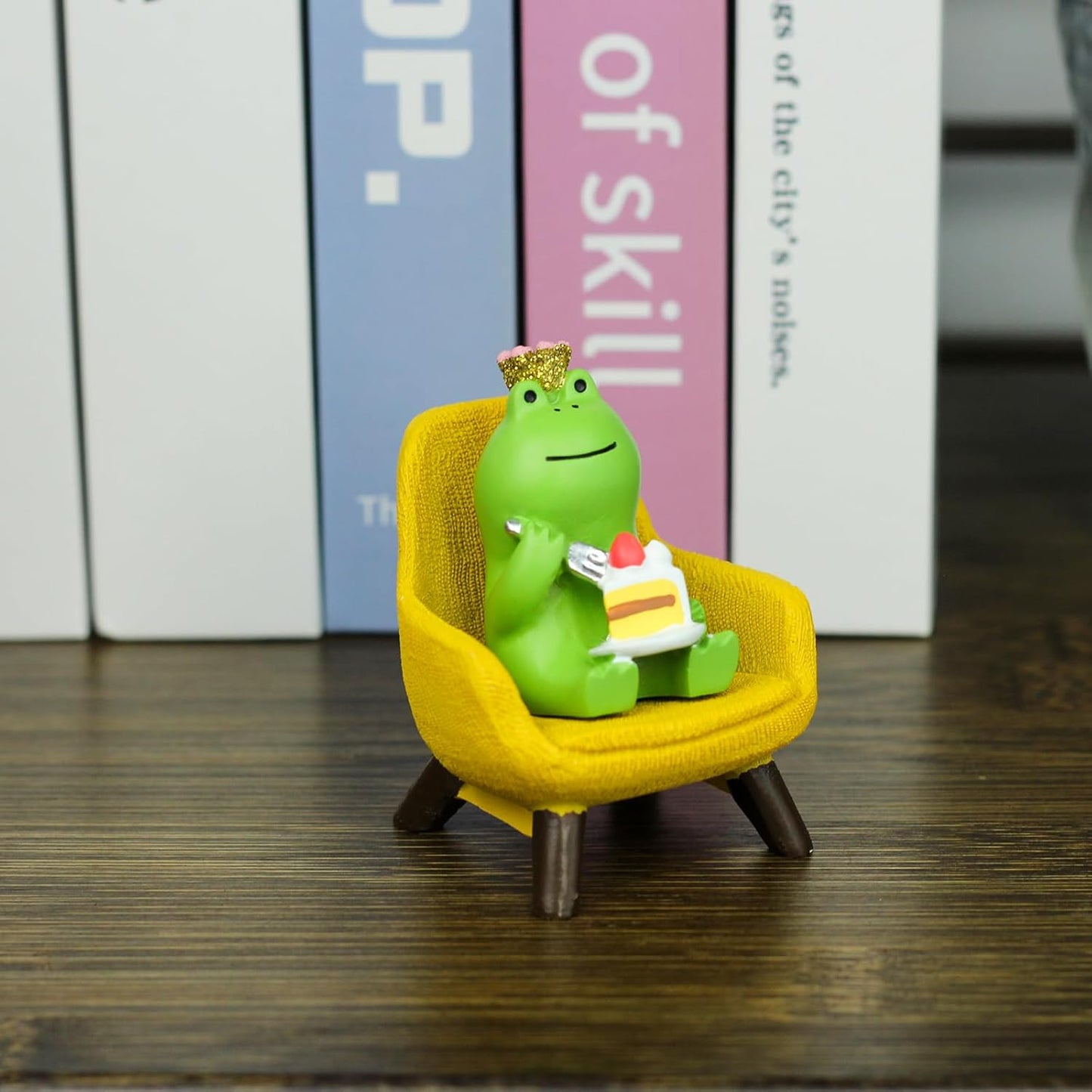 Refintural Miniature Frog Eating Cake Figurine - Funny Shelf Desk Decoration - Perfect Cute Frog Gift (Pink Sofa)