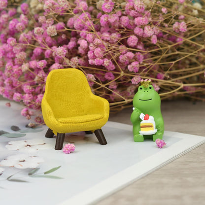 Refintural Miniature Frog Eating Cake Figurine - Funny Shelf Desk Decoration - Perfect Cute Frog Gift (Pink Sofa)