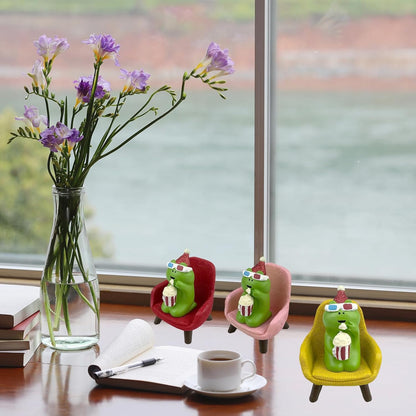 Refintural Miniature Frog Eating Cake Figurine - Funny Shelf Desk Decoration - Perfect Cute Frog Gift (Pink Sofa)