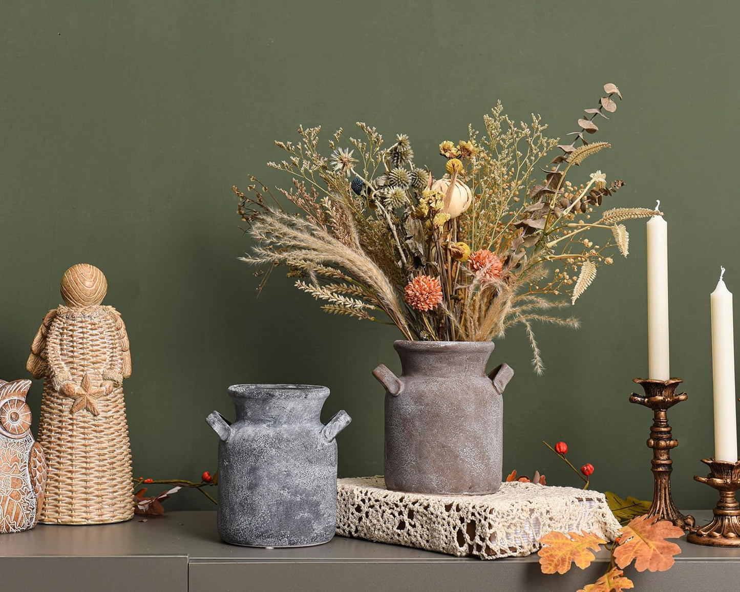 Quoowiit Ceramic Rustic Farmhouse Vase, Distressed Decorative Flower Vases for Home Decor, Ideal Shelf Decor, Green Boho Vase for Living Room Bedroom Kitchen Office Centerpiece Table Decorations