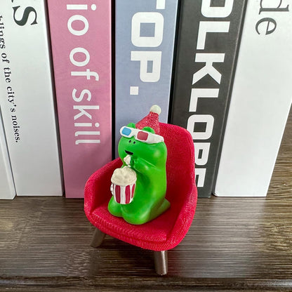 Refintural Miniature Frog Eating Cake Figurine - Funny Shelf Desk Decoration - Perfect Cute Frog Gift (Pink Sofa)