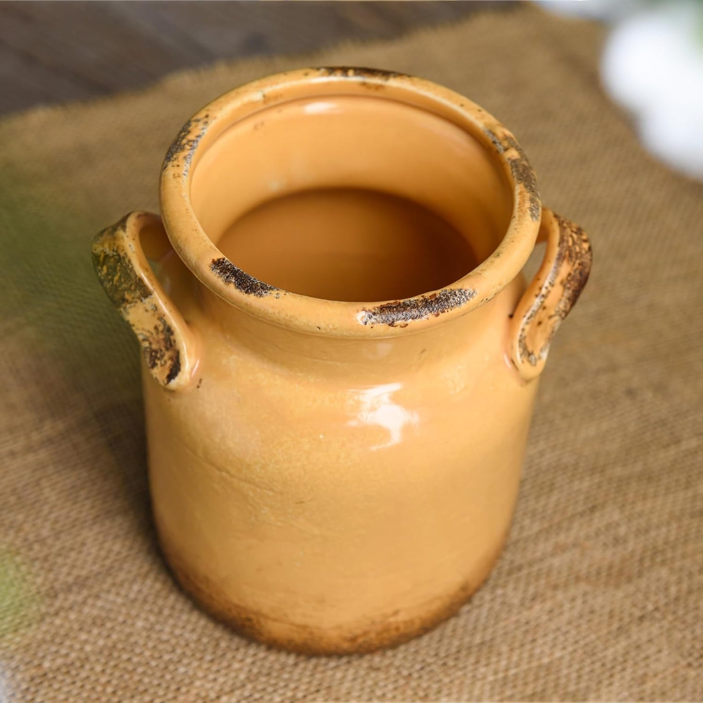 Quoowiit Ceramic Rustic Farmhouse Vase, Distressed Decorative Flower Vases for Home Decor, Ideal Shelf Decor, Green Boho Vase for Living Room Bedroom Kitchen Office Centerpiece Table Decorations