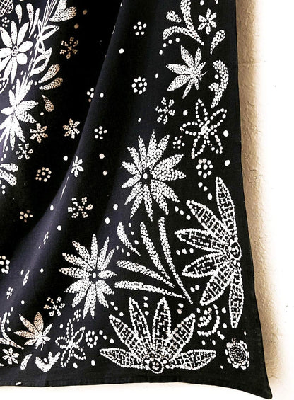 Neasow Bohemian Tapestry Wall Hanging, Beige White Floral Tapestry with Dotted Daisy Medallion Print Bedroom Boho Hippie Home Decor, 36×48 inches