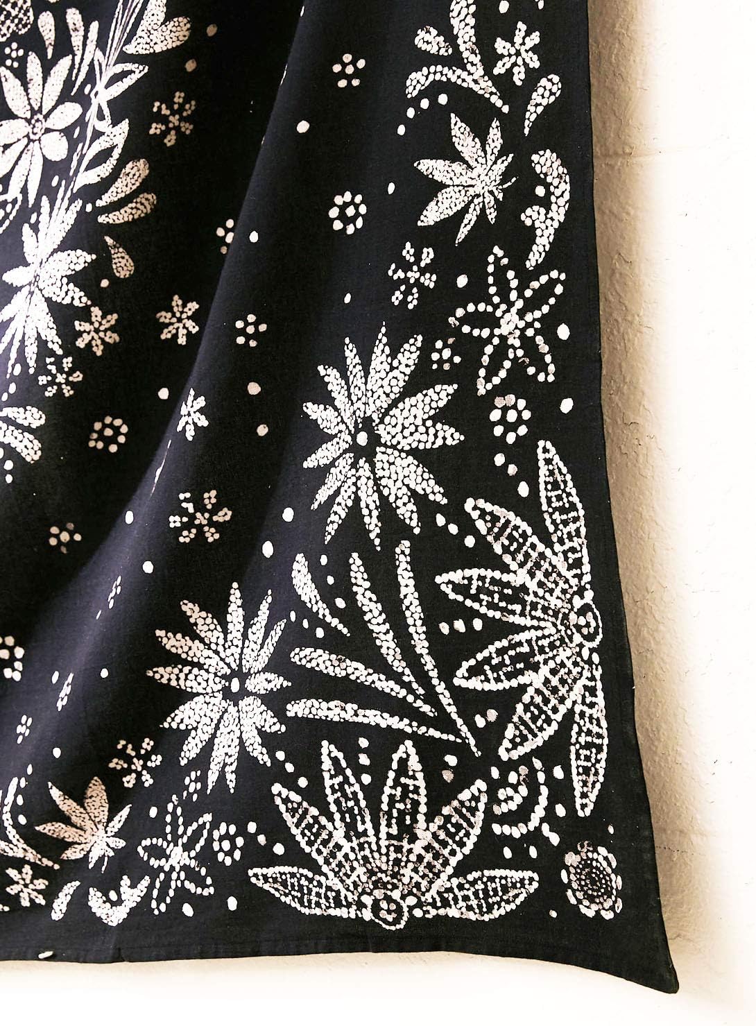 Neasow Bohemian Tapestry Wall Hanging, Beige White Floral Tapestry with Dotted Daisy Medallion Print Bedroom Boho Hippie Home Decor, 36×48 inches