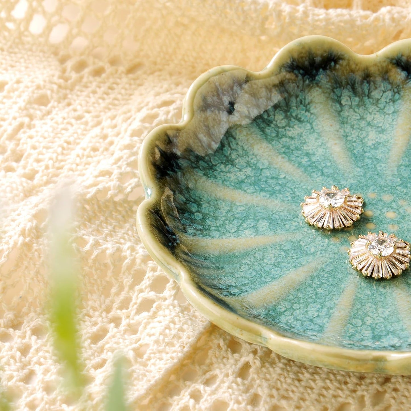 JAMEND CLXP Lotus Leaf Shape Decorative Ring Tray, Small Key Bowl, Ceramic Trinket Tray Jewelry Dish Organizing Necklace Earrings, Home Decoration for Mom Best Friend Sister, Pink.
