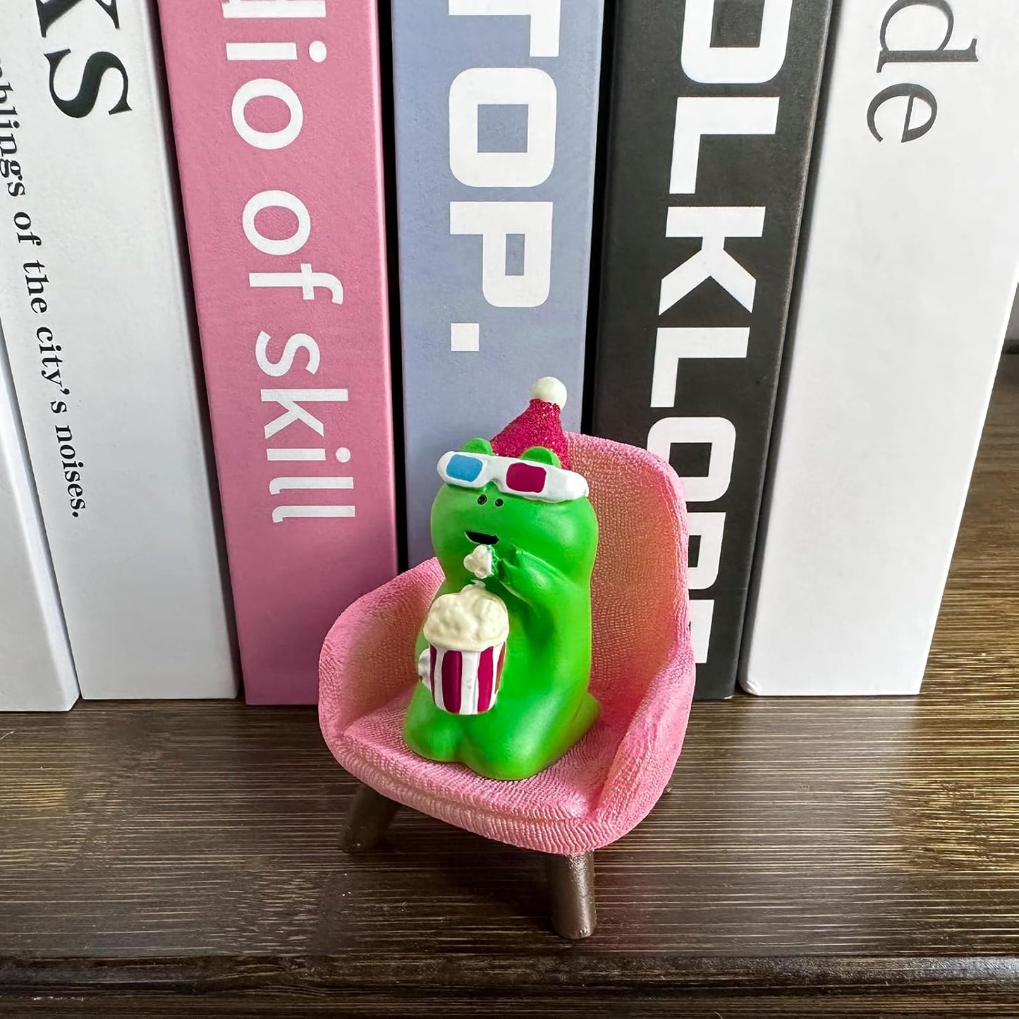 Refintural Miniature Frog Eating Cake Figurine - Funny Shelf Desk Decoration - Perfect Cute Frog Gift (Pink Sofa)