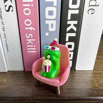 Refintural Miniature Frog Eating Cake Figurine - Funny Shelf Desk Decoration - Perfect Cute Frog Gift (Pink Sofa)