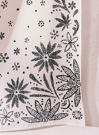 Neasow Bohemian Tapestry Wall Hanging, Beige White Floral Tapestry with Dotted Daisy Medallion Print Bedroom Boho Hippie Home Decor, 36×48 inches