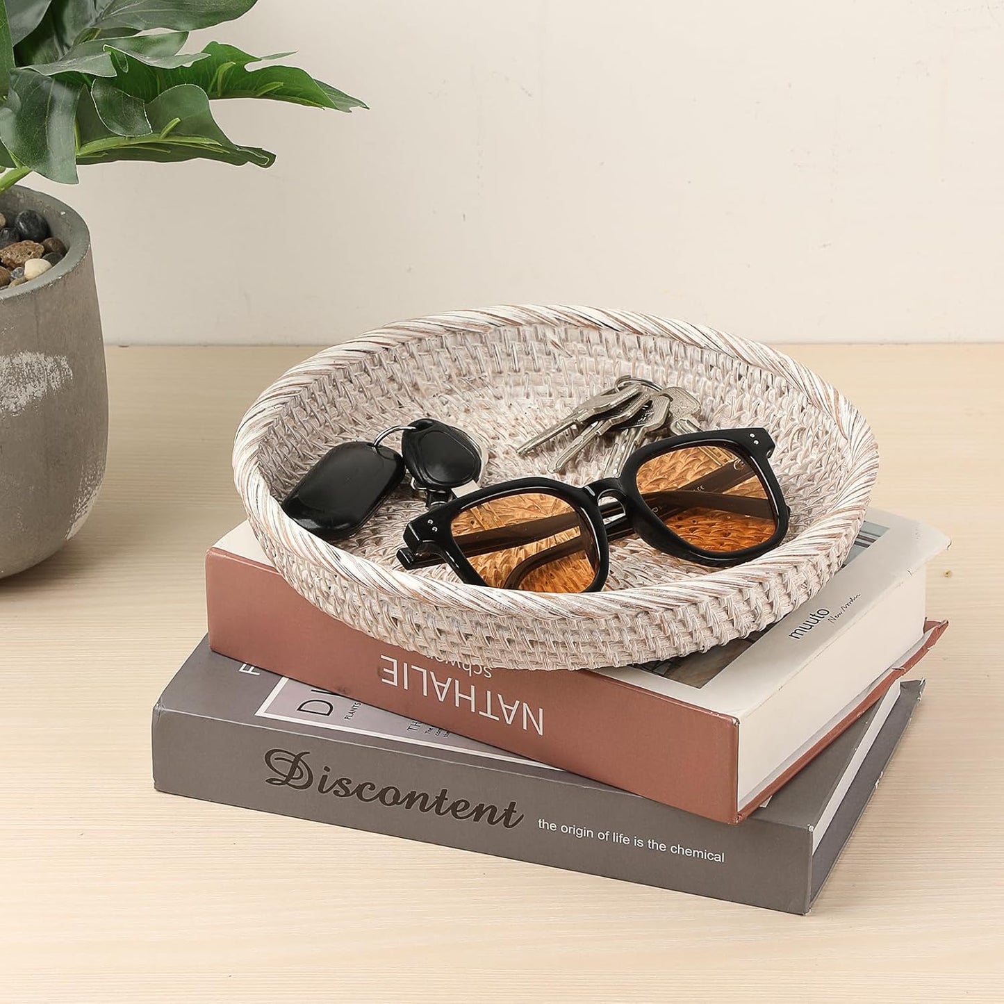 Hipiwe Small Key Basket Bowl for Entryway 7.6" Round Woven Wicker Basket Fruit Serving Tray Woven Basket Wall Decor Rattan Organizer Basket for Keys, Wallet,Whitewash